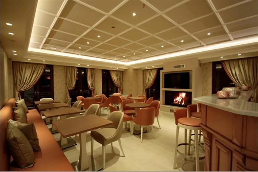 Τα τραπεζάκια του bar