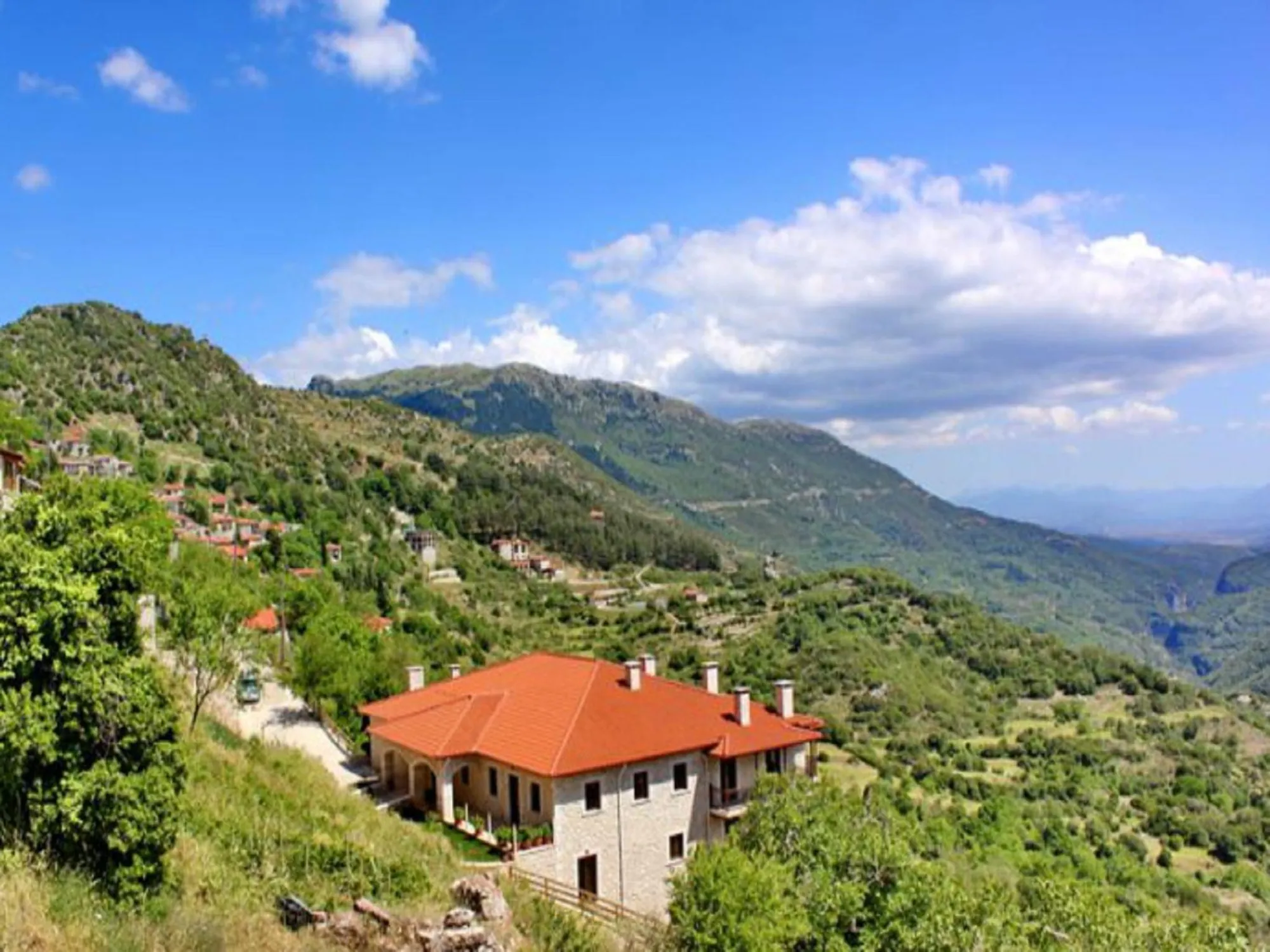 Το ξενοδοχείο στην πλαγιά, με τα βουνά της Αρκαδίας πίσω