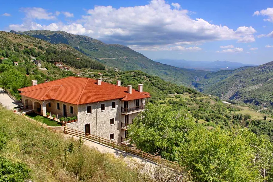 Το ξενοδοχείο ανάμεσα στα δέντρα