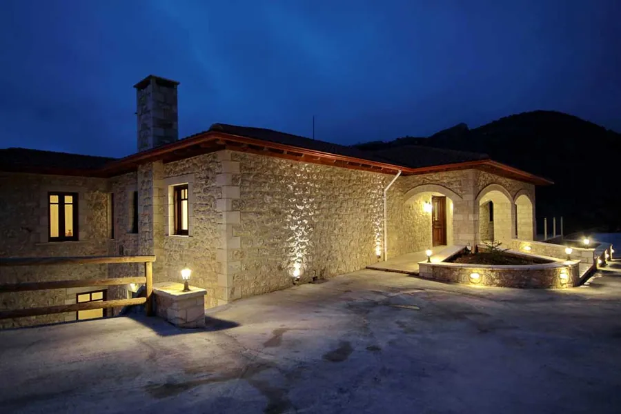 Η πέτρινη αυλή τη νύχτα